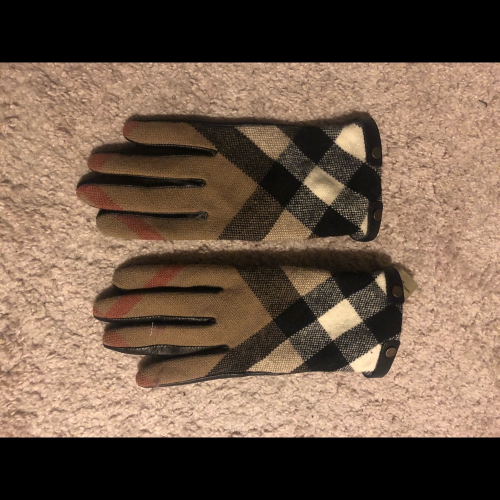 Authentic Burberry winter  gloves w/o tag